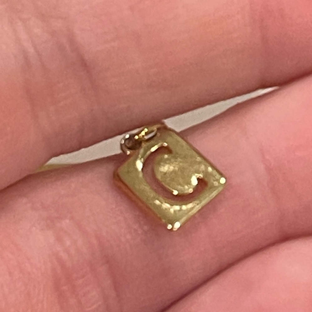 Stella & Dot Gold “C”Initial Pendant